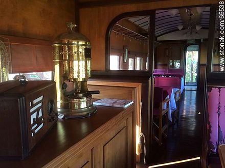 Interior de un vagón antiguo devenido en restaurante. Antigua radio y máquina de café - Departamento de Colonia - URUGUAY. Foto No. 65538