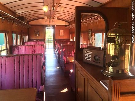 Interior de un vagón antiguo devenido en restaurante. - Departamento de Colonia - URUGUAY. Foto No. 65539