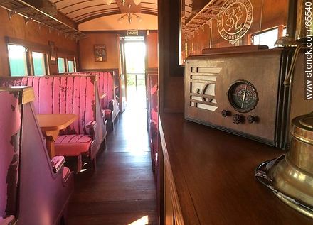 Interior de un vagón antiguo devenido en restaurante. - Departamento de Colonia - URUGUAY. Foto No. 65540