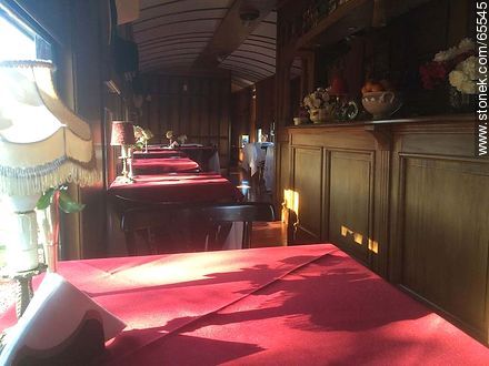 Interior de un vagón antiguo devenido en restaurante. Salón comedor - Departamento de Colonia - URUGUAY. Foto No. 65545