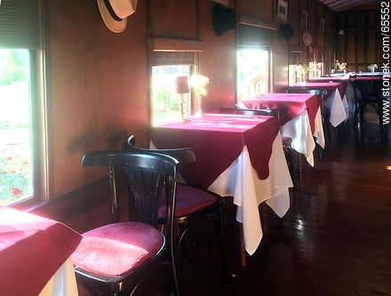 Interior de un vagón antiguo devenido en restaurante. Salón comedor - Departamento de Colonia - URUGUAY. Foto No. 65552