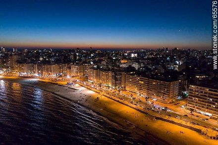 Vista aérea nocturna de la rambla y playa Pocitos - Departamento de Montevideo - URUGUAY. Foto No. 65576