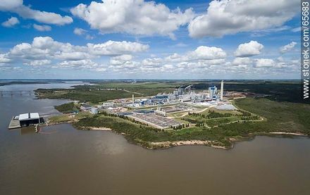 Vista aérea de la planta de procesamiento de pasta de celulosa de UPM - Departamento de Río Negro - URUGUAY. Foto No. 65683