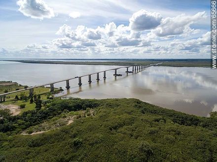 Foto aérea del Río Uruguay y el puente Gral. San Martín - Departamento de Río Negro - URUGUAY. Foto No. 65666