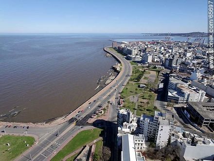 Vista aéreas de las ramblas Francia y Gran Bretaña. Plaza España  - Departamento de Montevideo - URUGUAY. Foto No. 65697
