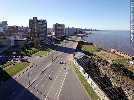 Vista aérea de la Rambla Argentina y dique Mauá - Departamento de Montevideo - URUGUAY. Foto No. 65693