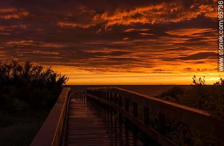 Acceso a la playa. Nubes rojizas al atardecer - Departamento de Maldonado - URUGUAY. Foto No. 65736