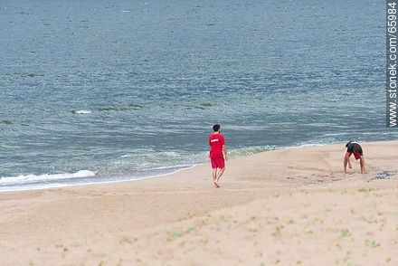 Guardavidas entreteniéndose un día de tormenta y playa vacía - Departamento de Maldonado - URUGUAY. Foto No. 65984