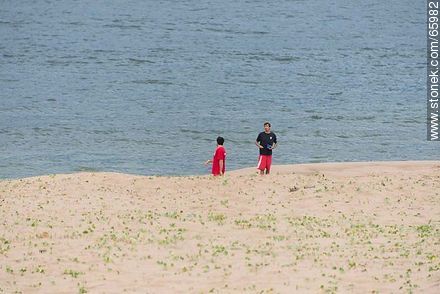 Guardavidas entreteniéndose un día de tormenta y playa vacía - Departamento de Maldonado - URUGUAY. Foto No. 65982