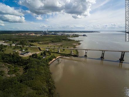 Vista aérea del puente Gral. San Martín entre Fray Bentos (UY) y Puerto Unzué (AR) - Departamento de Río Negro - URUGUAY. Foto No. 66059