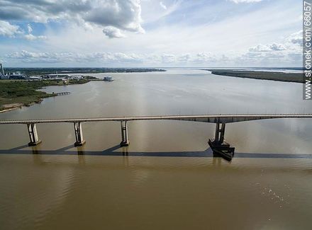Vista aérea del puente Gral. San Martín entre Fray Bentos (UY) y Puerto Unzué (AR) sobre el Río Uruguay - Departamento de Río Negro - URUGUAY. Foto No. 66057