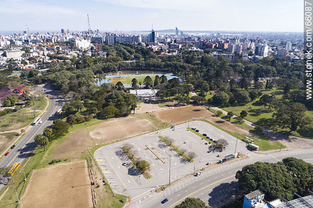 Vista aérea del estacionamiento utilizado por las academias de conductores - Departamento de Montevideo - URUGUAY. Foto No. 66087