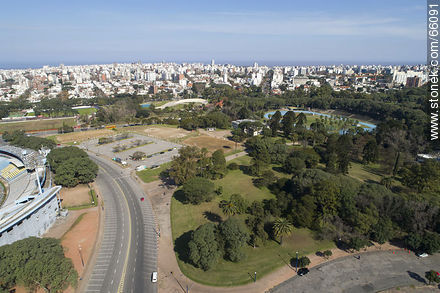 Vista aérea parcial del Parque Batlle - Departamento de Montevideo - URUGUAY. Foto No. 66091