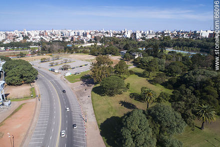 Vista aérea parcial del Parque Batlle - Departamento de Montevideo - URUGUAY. Foto No. 66096