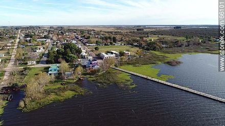 Foto aérea de Villa Soriano y el río Negro - Departamento de Soriano - URUGUAY. Foto No. 66101