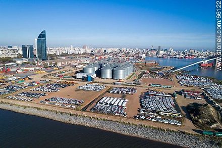 Foto aérea del puerto. Acopio granelero y vehículos importados - Departamento de Montevideo - URUGUAY. Foto No. 66122
