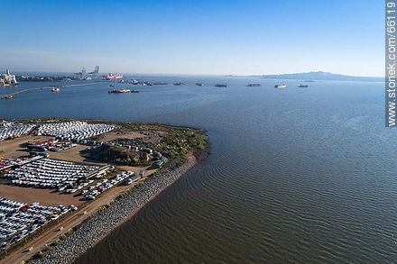 Foto aérea del puerto. Acopio granelero y vehículos importados - Departamento de Montevideo - URUGUAY. Foto No. 66119