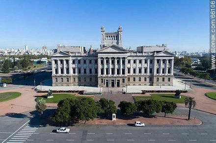 Vista aérea del Palacio Legislativo - Departamento de Montevideo - URUGUAY. Foto No. 66106
