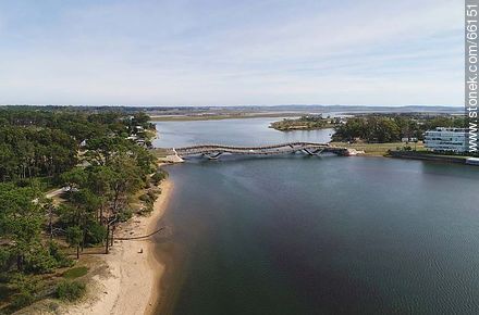 Foto aérea del arroyo Maldonado y su puente ondulante - Punta del Este y balnearios cercanos - URUGUAY. Foto No. 66151