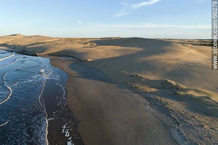 Foto aérea de las dunas al oeste del arroyo Valizas - Departamento de Rocha - URUGUAY. Foto No. 66278