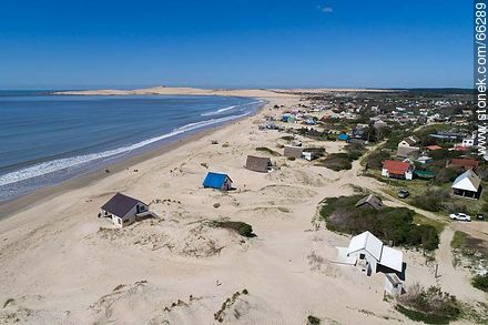 Foto aérea de la costa con casas entre las dunas - Departamento de Rocha - URUGUAY. Foto No. 66289