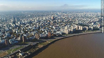 Vista aérea del Río de la Plata y Montevideo al sur - Departamento de Montevideo - URUGUAY. Foto No. 66296