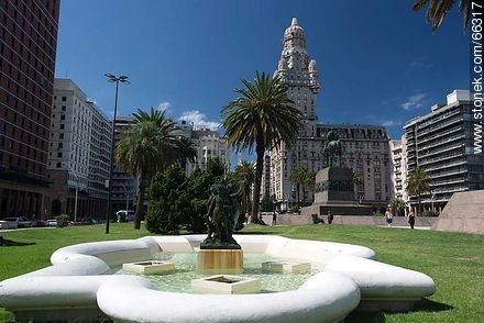 Fountain of the square. Monument to Artigas and the Palacio Salvo - Department of Montevideo - URUGUAY. Photo #66317