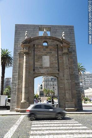 Puerta de la Ciudadela - Departamento de Montevideo - URUGUAY. Foto No. 66310