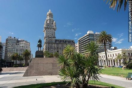 The Artigas mausoleum and the Palacio Salvo - Department of Montevideo - URUGUAY. Photo #66303