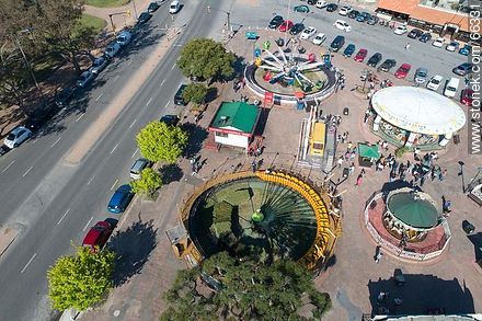 Vista aérea del área de juegos del Parque Rodó. El Gusano Loco, los helicópteros y las calesitas - Departamento de Montevideo - URUGUAY. Foto No. 66331