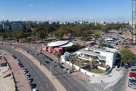 Vista aérea de la Rambla Pte. Wilson, Macdonald's y Plaza Mateo. - Departamento de Montevideo - URUGUAY. Foto No. 66329