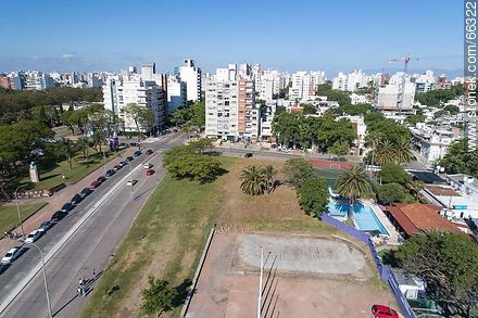 Vista aérea de la Avenida Sarmiento y el área donde se ubicaba el Tren Fantasma, el Yira Yira y los autitos chocadores - Departamento de Montevideo - URUGUAY. Foto No. 66322