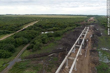 Vista aérea de la construcción de un nuevo puente no sumergible en la ruta 30 sobre el río Cuaró Grande - Departamento de Artigas - URUGUAY. Foto No. 66408