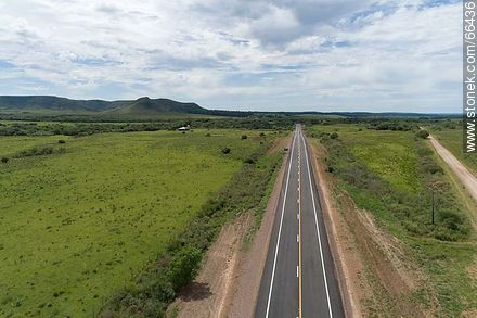 Vista aérea de la Ruta 30 Eugenio Garzón por la Cuchilla Negra - Departamento de Artigas - URUGUAY. Foto No. 66436