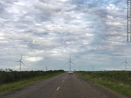 Ruta 30, nubes y energía eólica - Departamento de Artigas - URUGUAY. Foto No. 66444