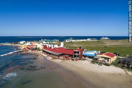 Vista aérea de dos restaurantes a orillas del océano - Departamento de Rocha - URUGUAY. Foto No. 66470