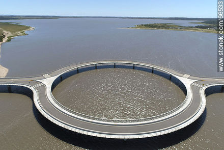 Vista aérea del puente circular sobre la Laguna Garzón - Departamento de Rocha - URUGUAY. Foto No. 66533