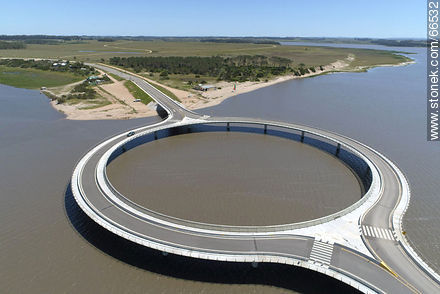 Vista aérea del puente circular sobre la Laguna Garzón - Departamento de Rocha - URUGUAY. Foto No. 66532