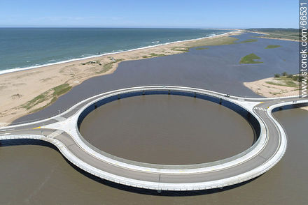 Vista aérea del puente circular sobre la Laguna Garzón - Departamento de Rocha - URUGUAY. Foto No. 66531