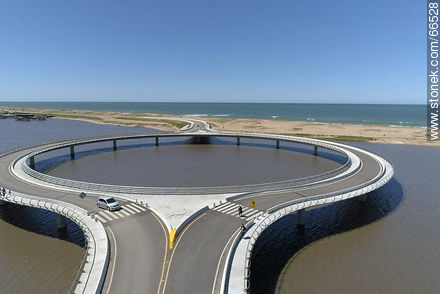 Vista aérea del puente circular sobre la Laguna Garzón - Departamento de Rocha - URUGUAY. Foto No. 66528