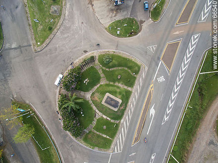 Rotonda de acceso a la ciudad. En el centro, el toro - Departamento de Tacuarembó - URUGUAY. Foto No. 66540