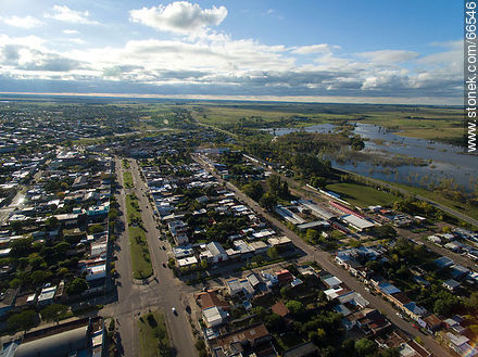 Vista aérea de la ciudad.  Bulevar Artigas. El Río Negro - Departamento de Tacuarembó - URUGUAY. Foto No. 66546