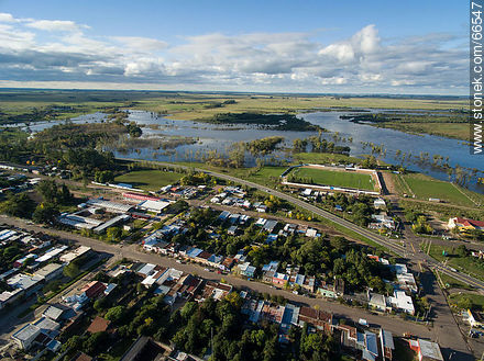 Vista aérea de la ciudad. El río Negro desbordado - Departamento de Tacuarembó - URUGUAY. Foto No. 66547