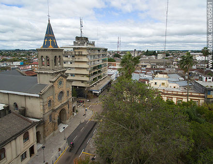 Vista aérea de la capital departamental. Iglesia e Intendencia municipal - Departamento de Tacuarembó - URUGUAY. Foto No. 66591