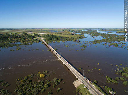 Vista aérea del puente en ruta 5 sobre el río Negro - Departamento de Tacuarembó - URUGUAY. Foto No. 66605