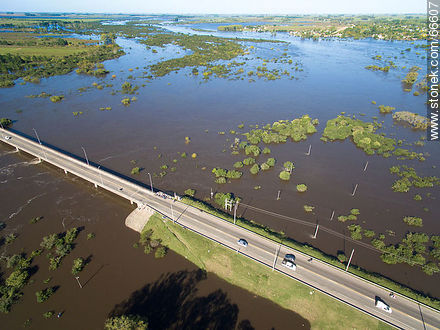 Vista aérea del puente en ruta 5 sobre el río Negro - Departamento de Tacuarembó - URUGUAY. Foto No. 66607