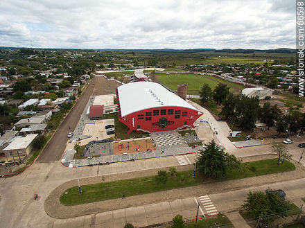 Vista aérea del Polideportivo de la capital. Al fondo, el estadio Goyenola - Departamento de Tacuarembó - URUGUAY. Foto No. 66598
