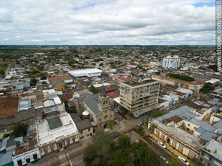 Vista aérea de la capital departamental. Iglesia e Intendencia municipal - Departamento de Tacuarembó - URUGUAY. Foto No. 66585