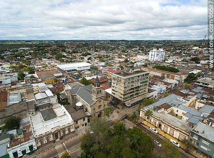 Vista aérea de la capital departamental. Iglesia e Intendencia municipal - Departamento de Tacuarembó - URUGUAY. Foto No. 66587