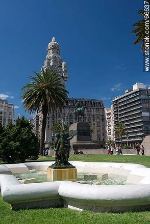 Fountain in the square. Monument to Artigas and the Palacio Salvo - Department of Montevideo - URUGUAY. Photo #66637